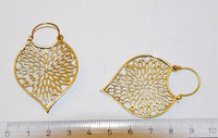 Load image into Gallery viewer, Brass Ohrringe Tribal Tropfen Blatt Blumenmuster antik golden Messing
