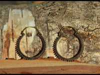 Cargar imagen en el visor de la galería, Ohrringe dunkel Punkte Dreiecke rund Messing Brass antik golden Tribal nickelfrei Schmuck Piercing
