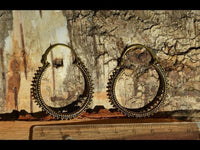 Cargar imagen en el visor de la galería, Ohrringe dunkel Punkte Dreiecke rund Messing Brass antik golden Tribal nickelfrei Schmuck Piercing
