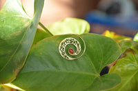 Load image into Gallery viewer, Spiralen Ohrringe breit gestanzt Jaspis oval Messing antik golden nickelfrei Piercing Tribal Schmuck
