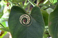 Load image into Gallery viewer, Spiralen Ohrringe breit gestanzt Jaspis oval Messing antik golden nickelfrei Piercing Tribal Schmuck
