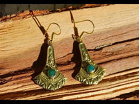 Cargar imagen en el visor de la galería, Ohrringe Axt Punkte verziert Onyx grün Messing antik golden nickelfrei Ohrhänger Tribal Brass
