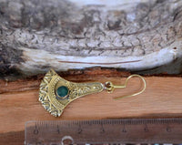 Cargar imagen en el visor de la galería, Ohrringe Axt Punkte verziert Onyx grün Messing antik golden nickelfrei Ohrhänger Tribal Brass
