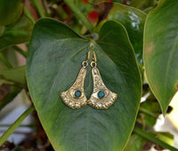 Cargar imagen en el visor de la galería, Ohrringe Axt Punkte verziert Onyx grün Messing antik golden nickelfrei Ohrhänger Tribal Brass
