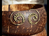 Load image into Gallery viewer, Spiralen Ohrringe Muschel Segmente Punkte Brass antik golden Tribal Piercing
