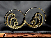 Load image into Gallery viewer, Spiralen Ohrringe Brass Punkte drei Spiralen antik golden Tribal Piercing
