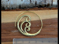 Load image into Gallery viewer, Spiralen Ohrringe Brass Punkte drei Spiralen antik golden Tribal Piercing
