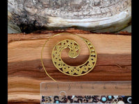 Load image into Gallery viewer, Spiralen Ohrringe S-Formen Spiralen Messing Brass antik golden Tribal Ohrhänger
