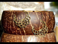 Load image into Gallery viewer, Messing Ohrringe halbe Blume filigran Messingbügel Verschluss antik golden Tribal Ohrhänger
