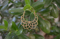 Load image into Gallery viewer, Messing Ohrringe halbe Blume filigran Messingbügel Verschluss antik golden Tribal Ohrhänger
