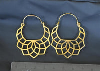 Load image into Gallery viewer, Messing Ohrringe halbe Blume filigran Messingbügel Verschluss antik golden Tribal Ohrhänger
