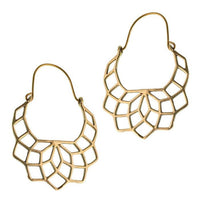 Load image into Gallery viewer, Messing Ohrringe halbe Blume filigran Messingbügel Verschluss antik golden Tribal Ohrhänger
