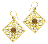 Load image into Gallery viewer, Ohrringe Tigerauge Karo Ornamente glänzend Messing antik golden Tribal 40 mm
