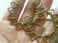 Load image into Gallery viewer, Ohrringe Punkte Dreiecke Blüten Messing Brass antik golden Tribal nickelfrei Schmuck Piercing
