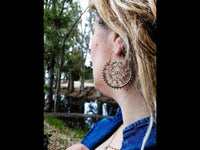 Load image into Gallery viewer, Brass Ohrringe Tribal Zackenrand rund Pfau Spiralbögen antik golden Messing
