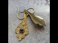 Cargar imagen en el visor de la galería, Messing Ohrringe Tigerauge Stein braun gold lang wellig
