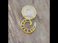 Load image into Gallery viewer, Messing Spirale Ohrringe Piercing Kugeln antik gold
