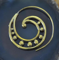 Load image into Gallery viewer, Messing Spirale Ohrringe Piercing Kugeln antik gold
