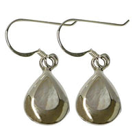 Cargar imagen en el visor de la galería, Perlmuttmuschelohrringe, tropfenförmige Perlmuttmuschelohrhänger eingefasst in 925er Sterlingsilber, ca.1,0 x 1,7cm
