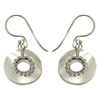 Cargar imagen en el visor de la galería, Perlmuttmuschelohrringe, ringförmige Perlmuttmuschelohrhänger mit Silberverzierung und Bügel aus 925er Sterlingsilber, ca. 1,7cm Ø
