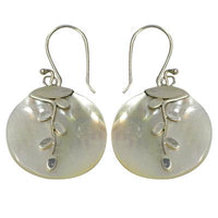 Cargar imagen en el visor de la galería, Perlmuttmuschelohrringe, runde Perlmuttmuschelohrhänger mit Blumenverzierung und Bügel aus 925er Sterlingsilber, 2,6 cm Ø
