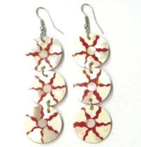 Load image into Gallery viewer, Perlmuttmuschel-Ohrringe, weiß-rote Ohrringe mit drei runden Perlmuttmuscheln, handbemalt und mit Bügel aus Edelstahl
