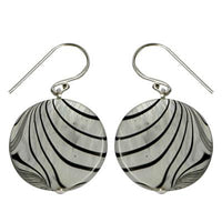 Load image into Gallery viewer, Perlmuttmuschel-Ohrringe, runde Perlmutt-Ohrringe mit Zebramuster und Bügel aus 925 Sterlingsilber
