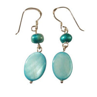 Load image into Gallery viewer, Perlmuttohrringe, Damenohrringe mit hellblauer Perle und hellblauem Perlmuttmuschelstück, mit 925er Sterlingsilberbügel
