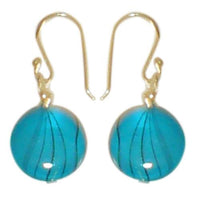 Load image into Gallery viewer, Damenohrringe mit blau gefärbter Perlmuttmuschel und Muster, mit 925er Sterlingsilberbügel
