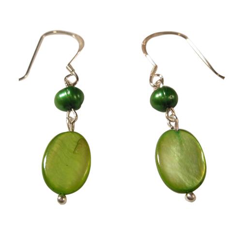 Perlmuttohrringe mit grüner Perle und grünem Perlmuttmuschelstück mit 925er Sterlingsilberbügel