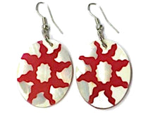 Load image into Gallery viewer, Perlmuttmuschel-Ohrringe, ovale weiße Perlmuttmuschel-Ohrringe mit rotem Sonnenmuster, handbemalt und mit Bügel aus Edelstahl
