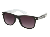 Cargar imagen en el visor de la galería, Die Sonnenbrille Zebra Kleckse Unisex Nerd Brille überzeugt im Retro-Stil mit schwarzen Rahmen, dunkel getönten Gläsern, weißen Bügeln mit schwarzem Tier-Print und 400 UV-Schutz für trendige und geschützte Looks.
