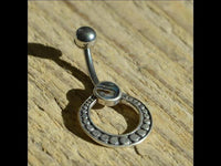 Load image into Gallery viewer, Bauchnabelpiercing aus Edelstahl &amp; Silber mit Punkte Ring
