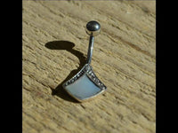 Load image into Gallery viewer, Bauchnabelpiercing aus Edelstahl Silber mit Raute Inlay
