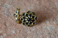 Cargar imagen en el visor de la galería, Messing Stein Kristall Ohrstecker gold Sternblume 12mm
