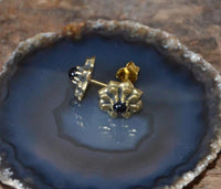 Load image into Gallery viewer, Messing Stein Kristall Ohrstecker gold Blümchen 10mm
