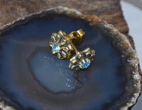 Load image into Gallery viewer, Messing Stein Kristall Ohrstecker gold Blümchen 10mm
