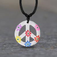 Load image into Gallery viewer, Kette Sono Holz Peace Anhänger schwarz Blumen bunt 33 mm verstellbar Baumwolle Hippie
