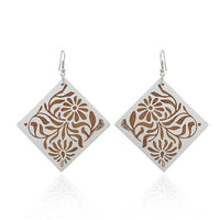 Cargar imagen en el visor de la galería, Holzohrringe Raute 7 cm Blumen Ranken Tribal Ohrringe Holz bunt Edelstahl Ohrhänger Organic
