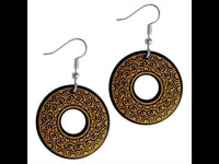 Load image into Gallery viewer, Ohrringe Holz rund Edelstahl Silber gold Gravur leicht Om Blume Baum
