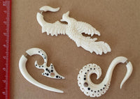 Cargar imagen en el visor de la galería, Fake Ohr Piercing Bone Knochen Edelstahl weiß Plug Pfeil Schwan Phönix Abalone
