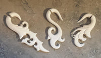 Load image into Gallery viewer, Fake Ohr Piercing Bone Knochen Edelstahl weiß Spiralen Dehner Ohrstecker Ohrring

