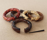 Load image into Gallery viewer, Holz Pin Creolen Narraholz Horn-Pin dunkelbraun gemasert handgefertigt groß
