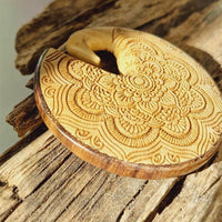 Load image into Gallery viewer, Mandala Ohr-Gewicht Narra- und Krokodilholz 8mm Piercing
