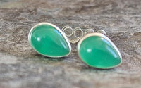 Load image into Gallery viewer, Ohrstecker Jade grün Tropfen 8 mm 925er Sterling Silber Rand Stein Silberohrstecker
