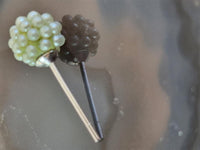 Load image into Gallery viewer, Ohrstecker grün rund Perlen Kugelohringe Kugelohrstecker 4 mm 925er Sterlingsilber
