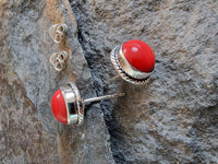 Load image into Gallery viewer, Ohrstecker Zopf Rand Jaspis rot rund 8 mm 925er Sterling Silber Stein Silberohrstecker
