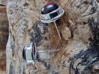 Load image into Gallery viewer, Ohrstecker Zopf Rand Granat rot rund 8 mm 925er Sterling Silber Stein Silberohrstecker
