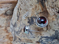 Load image into Gallery viewer, Ohrstecker Zopf Rand Granat rot rund 8 mm 925er Sterling Silber Stein Silberohrstecker
