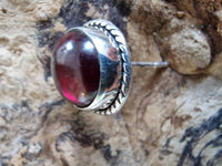 Load image into Gallery viewer, Ohrstecker Zopf Rand Granat rot rund 8 mm 925er Sterling Silber Stein Silberohrstecker
